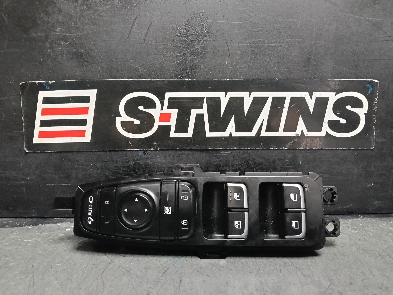 Used auto part listing image: 2018 KIA STINGER PWR DR WIND SWITCH RH FRONT (MASTER SWITCH), W/ AUTO UP & DOWN TYPE, CK, 06/17-08/20 0000408951