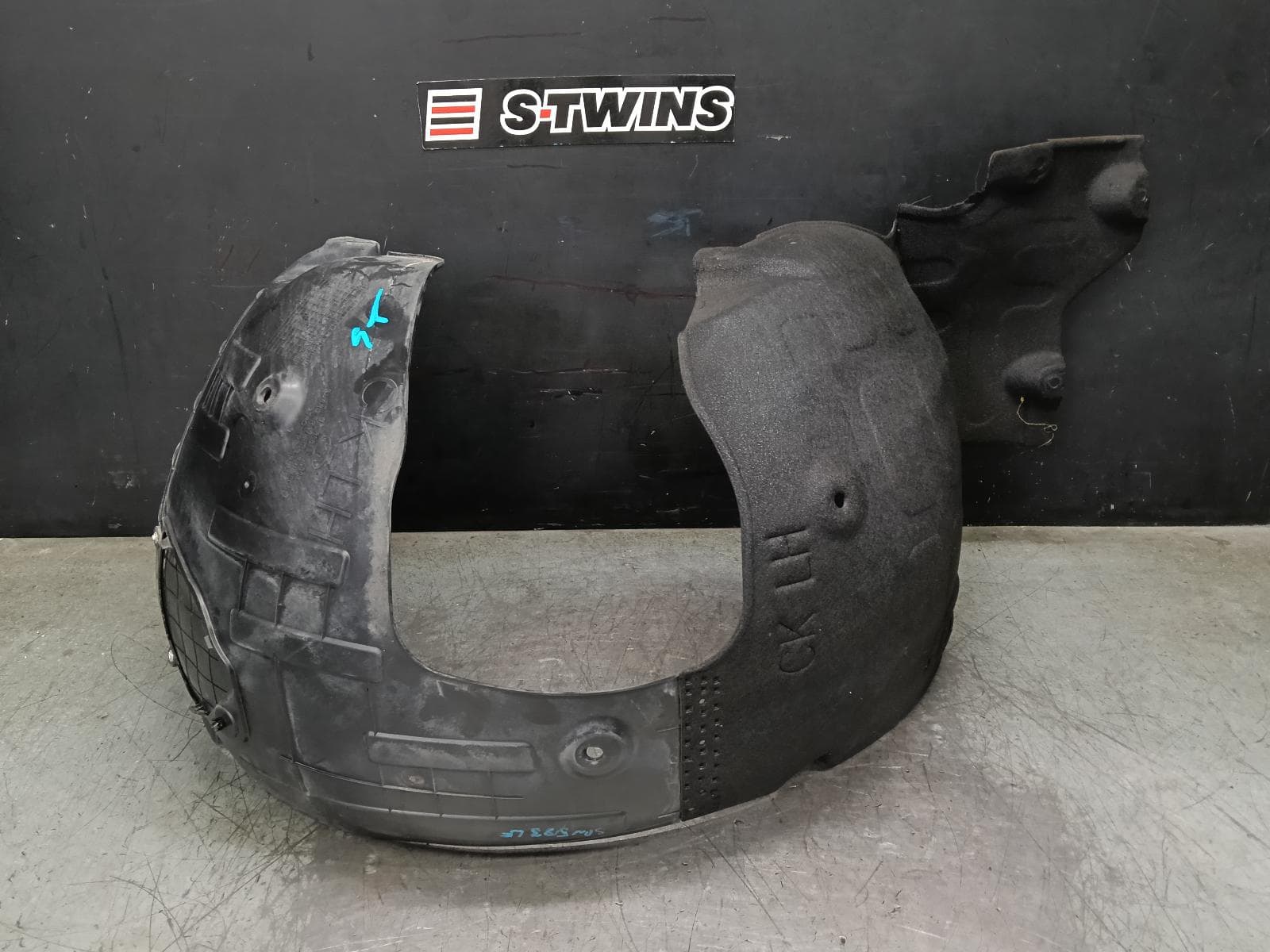 Used auto part listing image: 2018 KIA STINGER LEFT GUARD LINER FRONT, CK, 06/17-04/23 0000408953