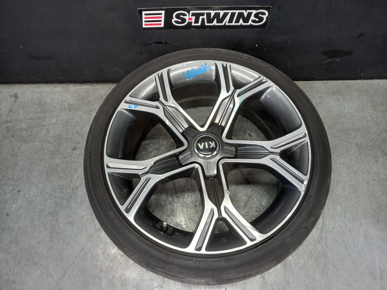 Used auto part listing image: 2018 KIA STINGER WHEEL MAG FACTORY, 19X8IN, 5 V SPOKE, CK, 06/17-12/20 0000391940
