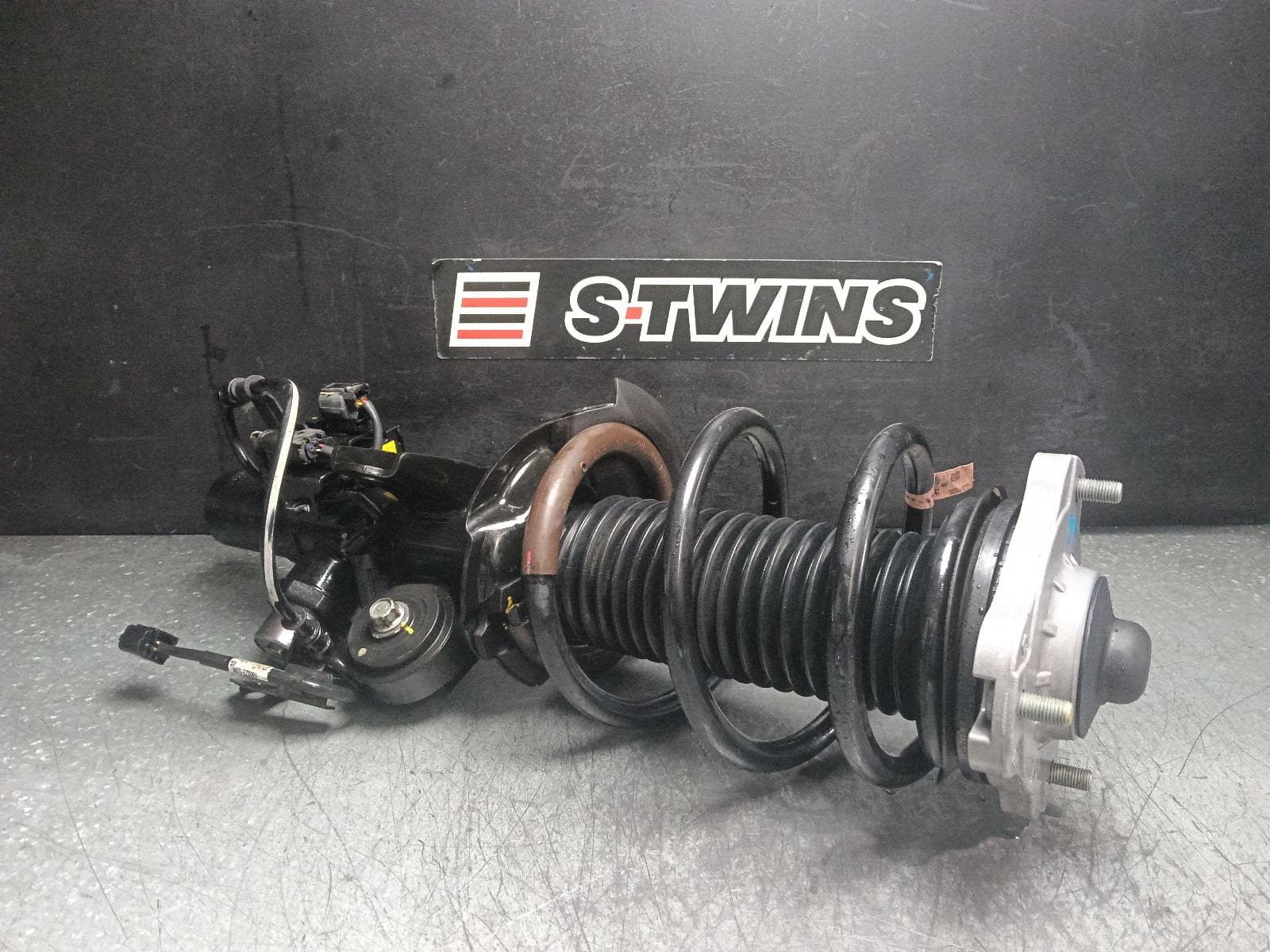 Used auto part listing image: 2018 KIA STINGER RIGHT FRONT STRUT CK, 06/17-04/19 0000408962