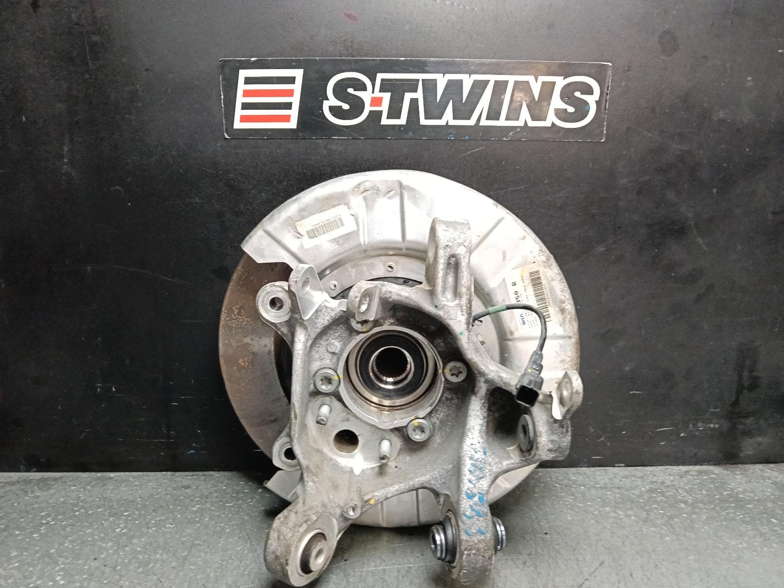 Used auto part listing image: 2018 KIA STINGER RIGHT REAR HUB ASSEMBLY CK, 06/17-04/23 0000392127