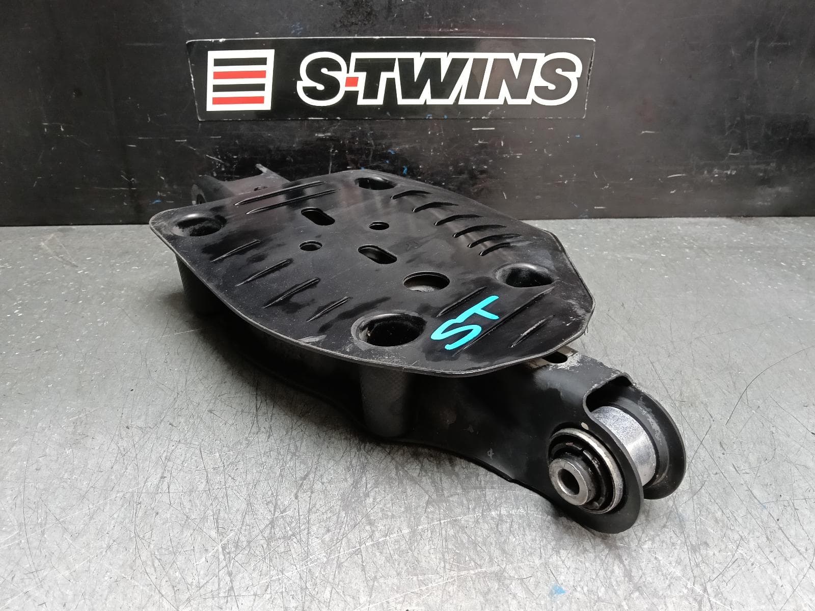 Used auto part listing image: 2018 KIA STINGER RIGHT REAR TRAILING ARM LOWER CONTROL ARM-FRONT, CK, 06/17-04/23 0000392139