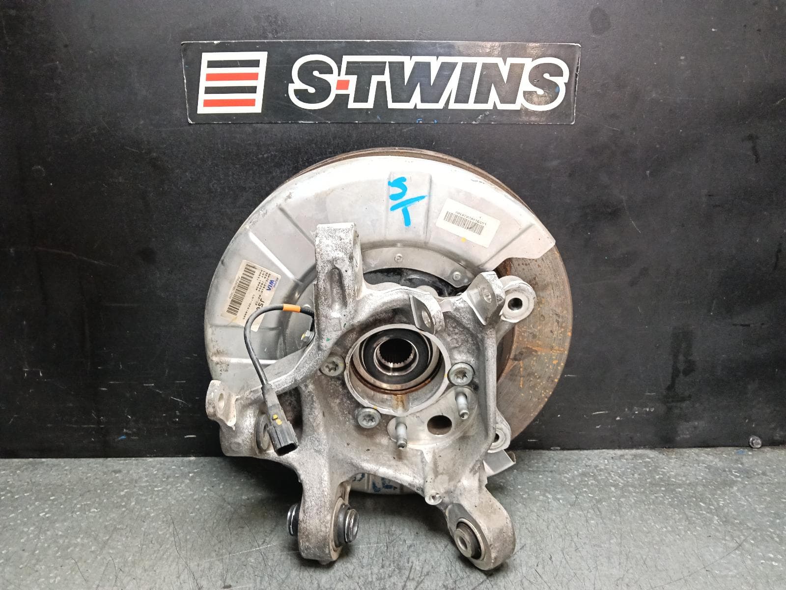 Used auto part listing image: 2018 KIA STINGER LEFT REAR HUB ASSEMBLY CK, 06/17-04/23 0000392128
