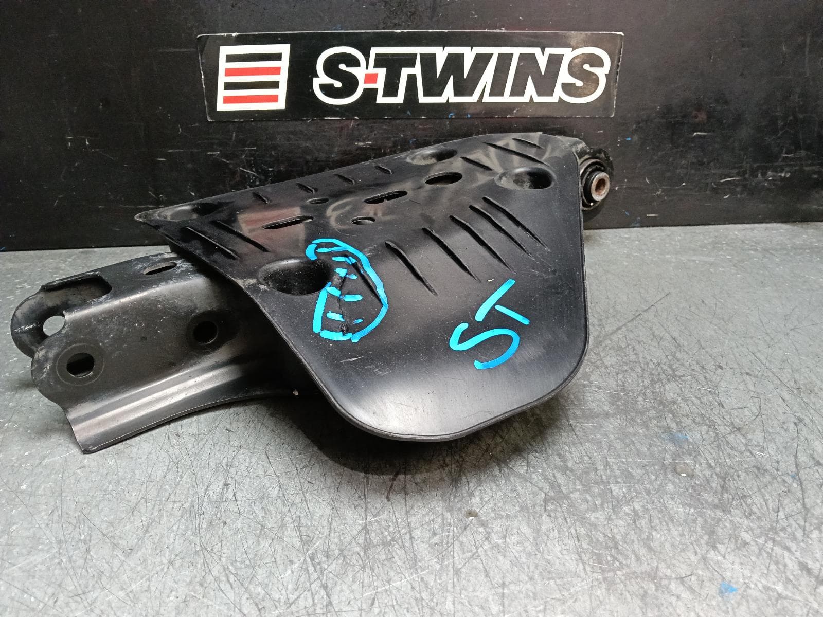Used auto part listing image: 2018 KIA STINGER LEFT REAR TRAILING ARM LOWER CONTROL ARM-FRONT, CK, 06/17-04/23 0000392145