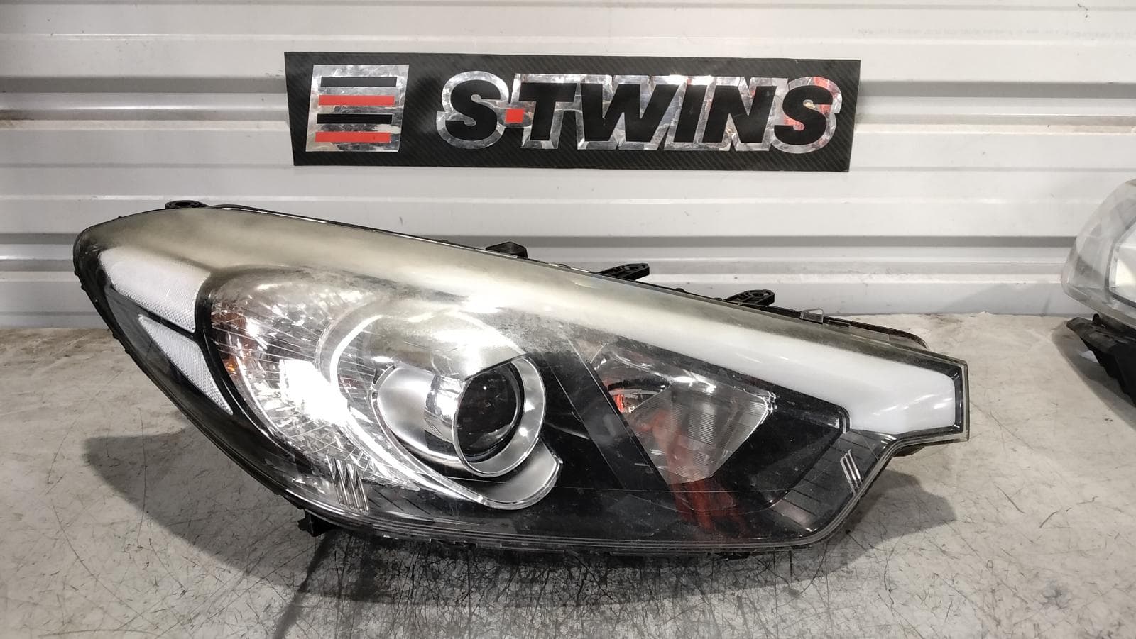 Used auto part listing image: 2014 KIA CERATO RIGHT HEADLAMP YD, HID TYPE, 04/13-02/16 0000382953