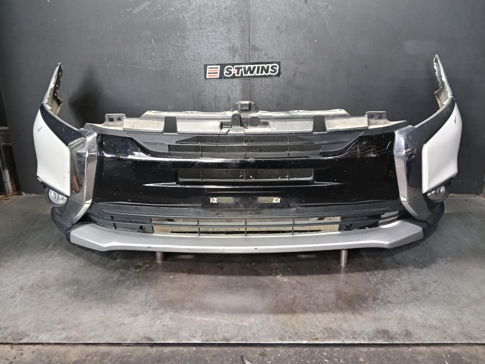 Used auto part listing image: 2016 MITSUBISHI OUTLANDER FRONT BUMPER BUMPER BAR, NON H/LAMP WASHER TYPE, ZK, 01/15-03/18 0000383153