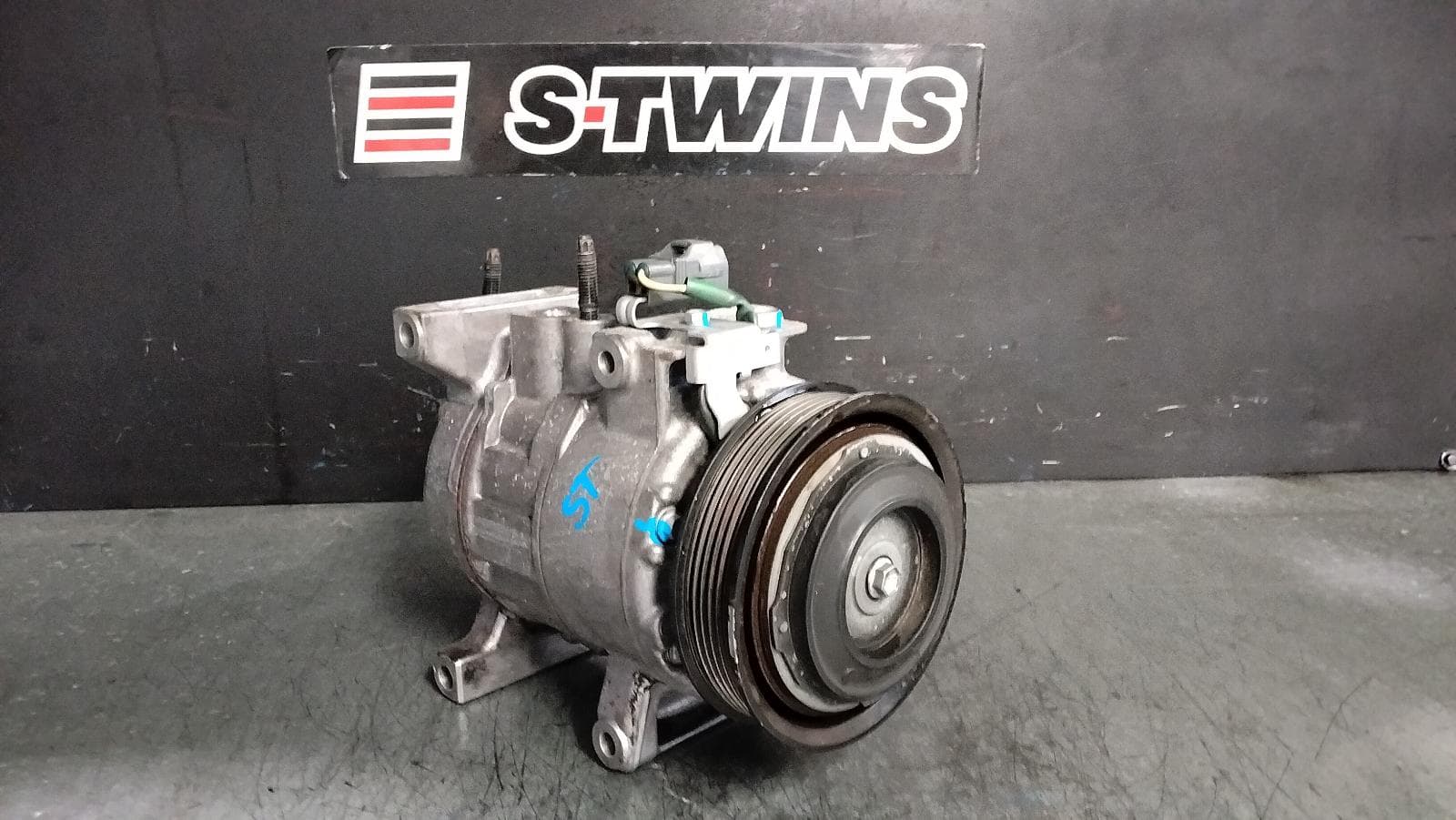 Used auto part listing image: 2015 CHRYSLER 300C A C COMPRESSOR LX, 3.6/6.4, PETROL, DENSO BRAND, 01/15-12/21 0000392439