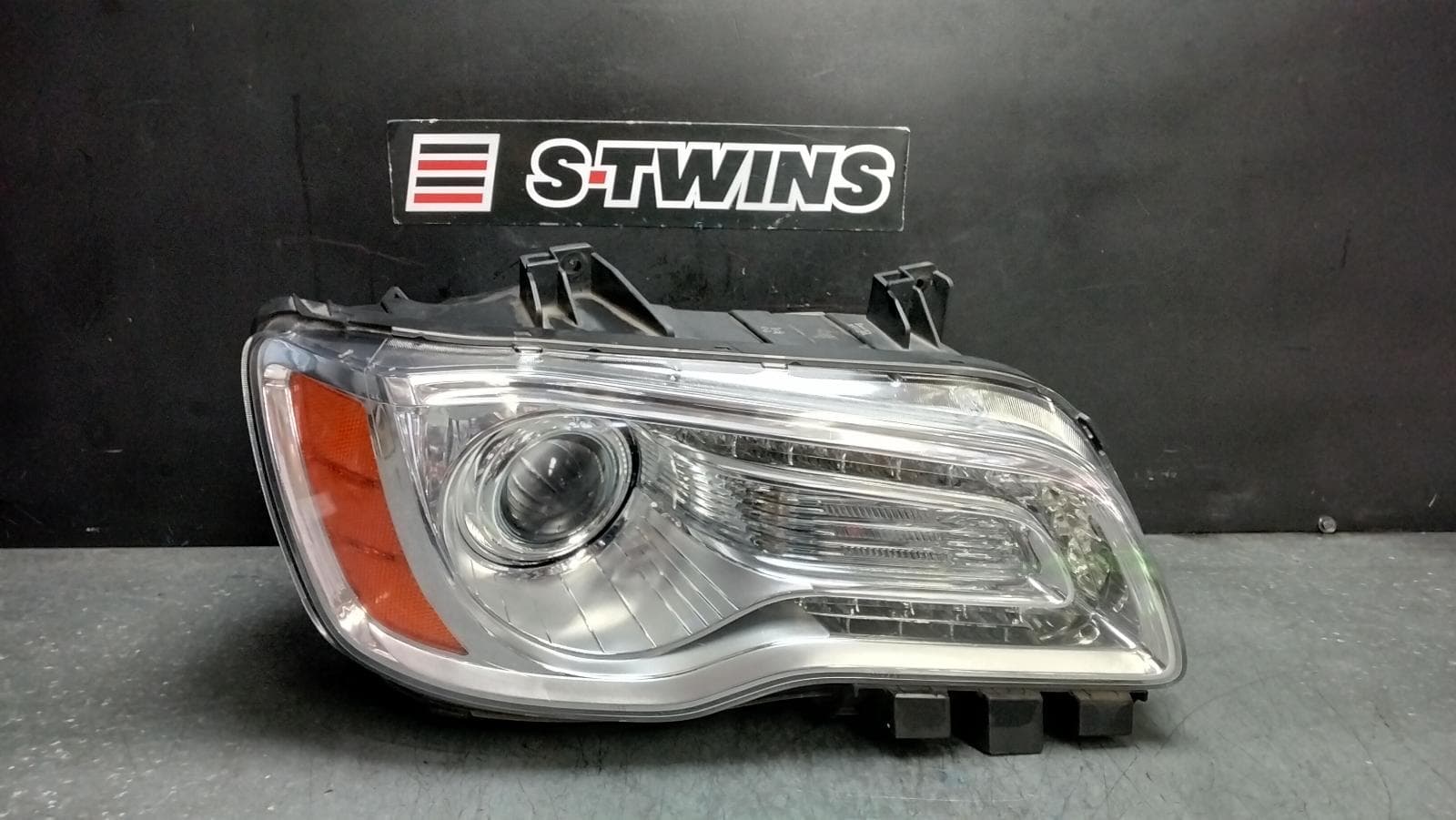 Used auto part listing image: 2015 CHRYSLER 300C RIGHT HEADLAMP LX2, XENON, W/ CHROME BEZEL TYPE, 01/15-12/21 0000392445