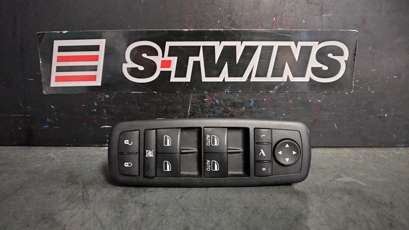 Used auto part listing image: 2015 CHRYSLER 300C PWR DR WIND SWITCH RH FRONT (MASTER SWITCH), LX, 12/11-12/21 0000392447