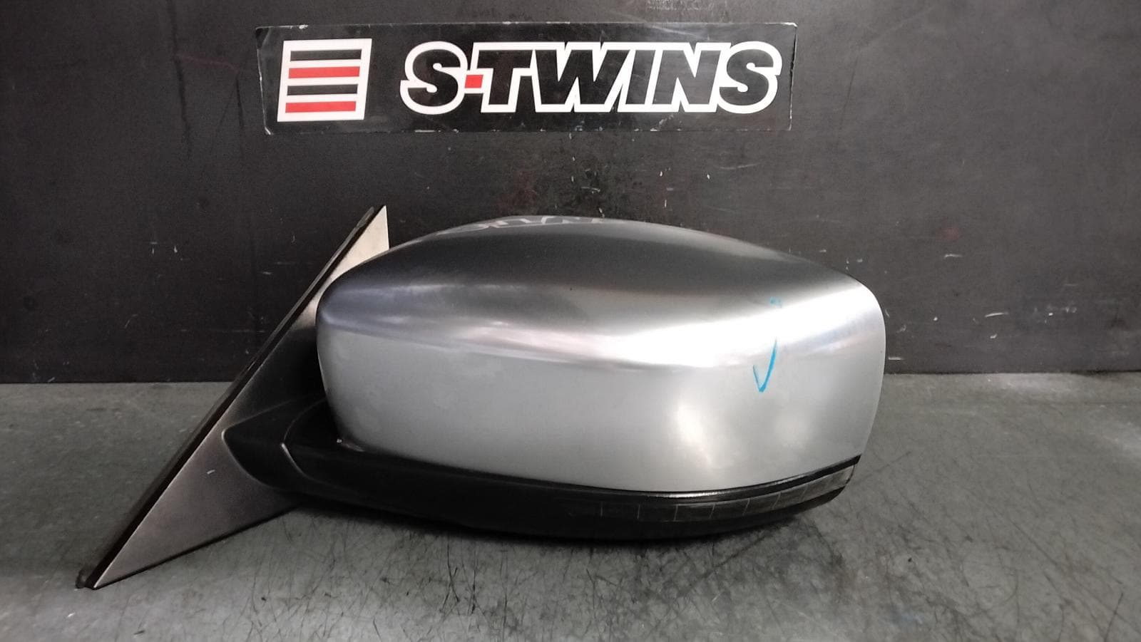 Used auto part listing image: 2015 CHRYSLER 300C LEFT DOOR MIRROR LX, CHROME, W/ BLIND SPOT TYPE, 12/11-12/21 0000392451