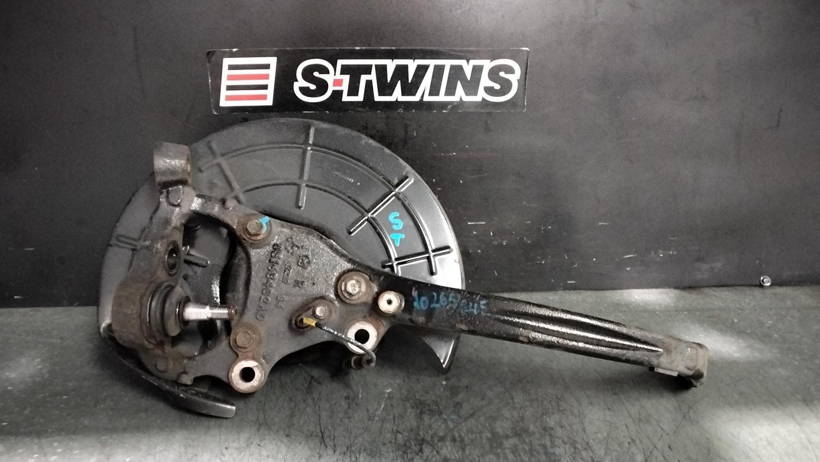 Used auto part listing image: 2015 CHRYSLER 300C RIGHT FRONT HUB ASSEMBLY LX2, 12/11-12/21 0000392458