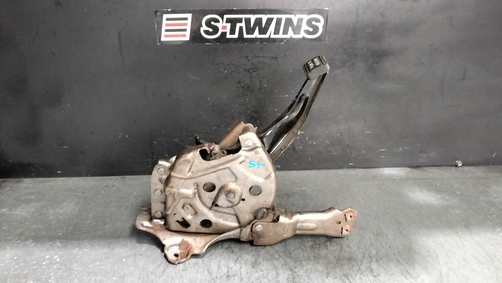 Used auto part listing image: 2015 CHRYSLER 300C HANDBRAKE LEVER LX2, 12/11-12/21 0000392464