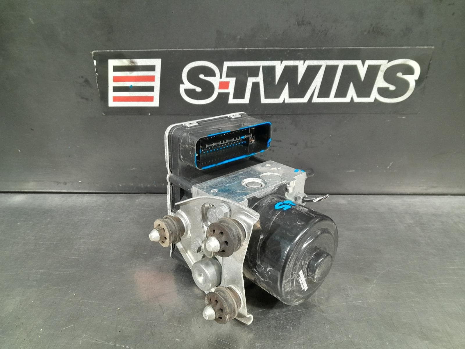 Used auto part listing image: 2011 VOLKSWAGEN TOUAREG ABS PUMP MODULATOR 7P, P/N 7P0614517K, 06/11-04/18 0000295764