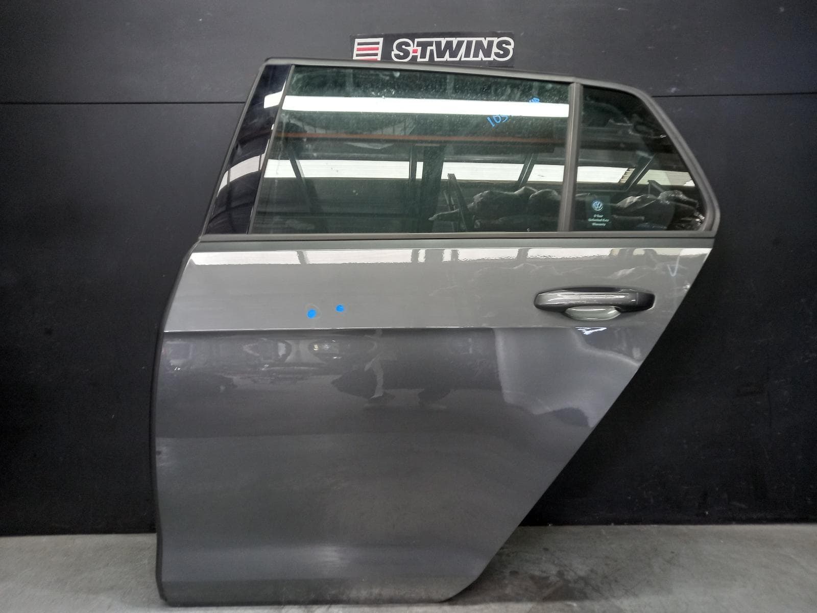Used auto part listing image: 2018 VOLKSWAGEN GOLF LEFT REAR DOOR SLIDING GEN 7, HATCH, 11/12-08/20 0000402454