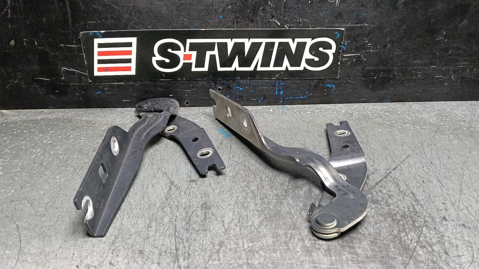 Used auto part listing image: 2018 VOLKSWAGEN GOLF BONNET HINGE STRUT HINGES (PAIR), GEN 7, 11/12-08/20 0000402503