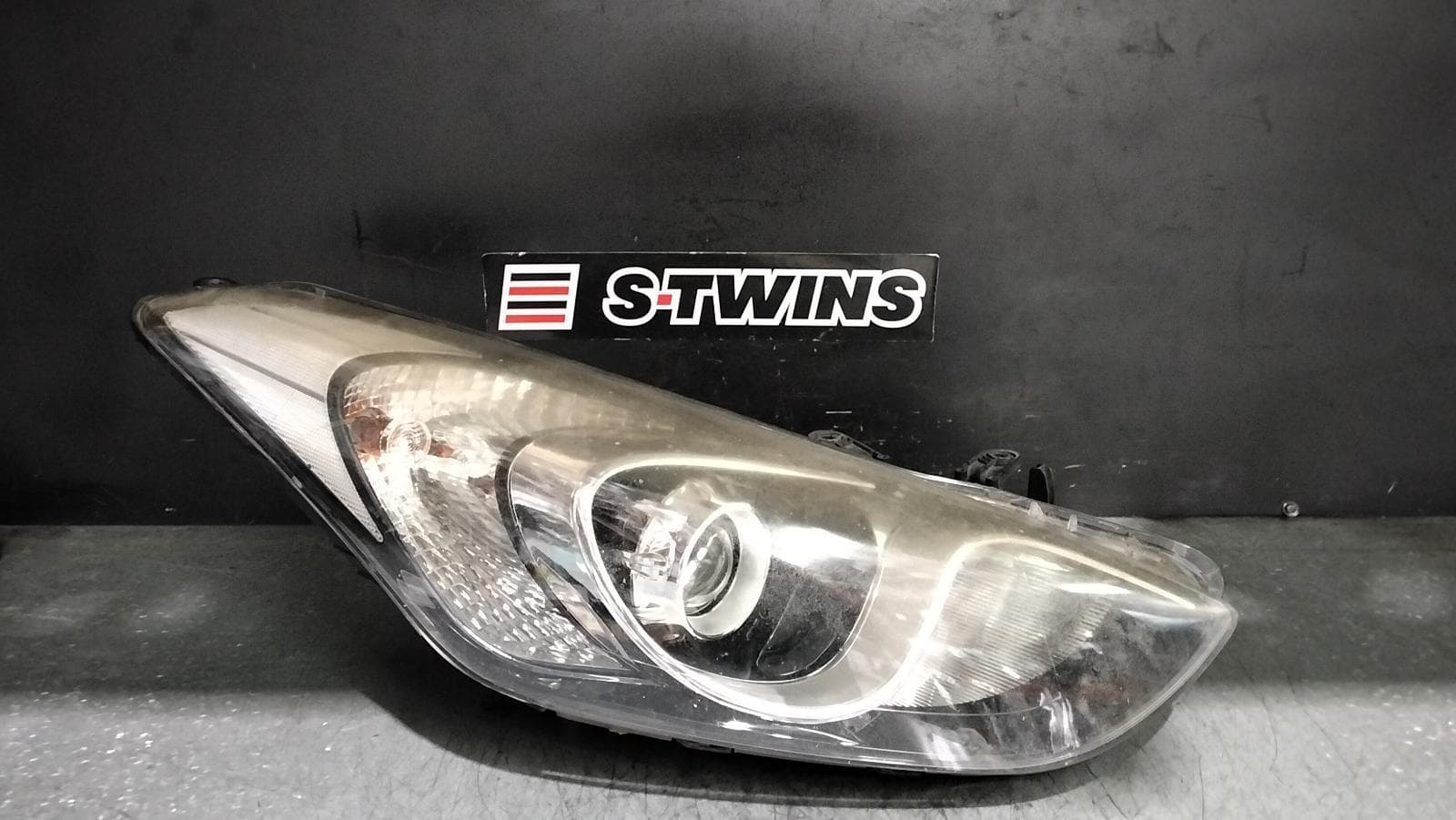 Used auto part listing image: 2016 HYUNDAI I30 RIGHT HEADLAMP GD, 5DR HATCH, HALOGEN TYPE, 03/12-02/17 0000392408