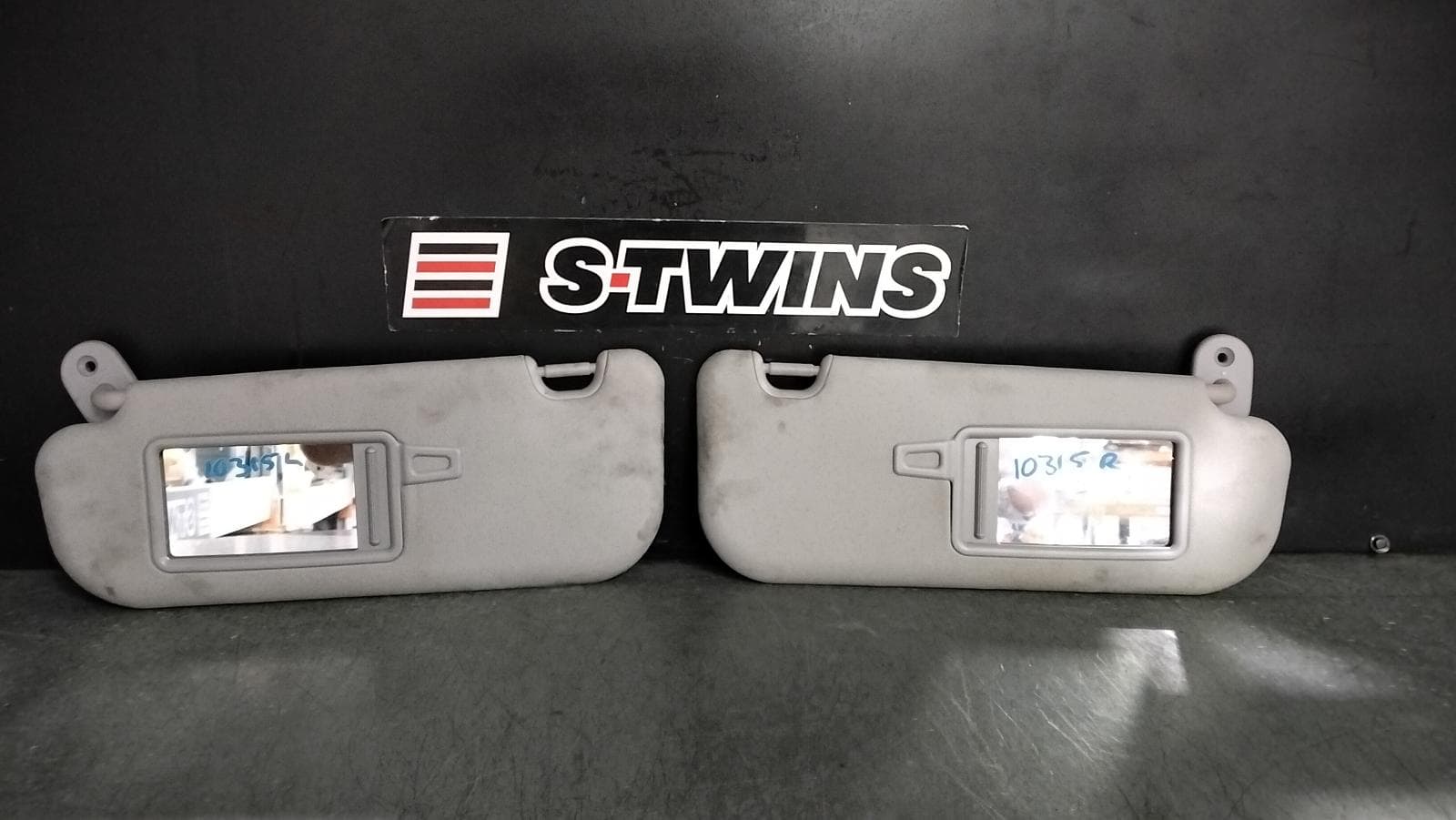 Used auto part listing image: 2016 HYUNDAI I30 SUNVISOR GD, PAIR, W/ MIRROR, NON COURTESY LIGHT TYPE, 03/12-02/17 0000392412