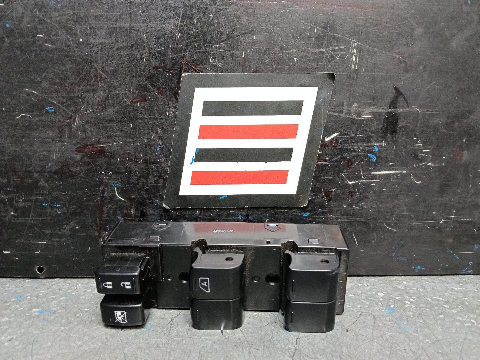 Used auto part listing image: 2014 SUBARU XV PWR DR WIND SWITCH RH FRONT (MASTER SWITCH), G4X, W/O CHROME LINES ON BUTTON TYPE, M02, 08/11-03/15 0000398840