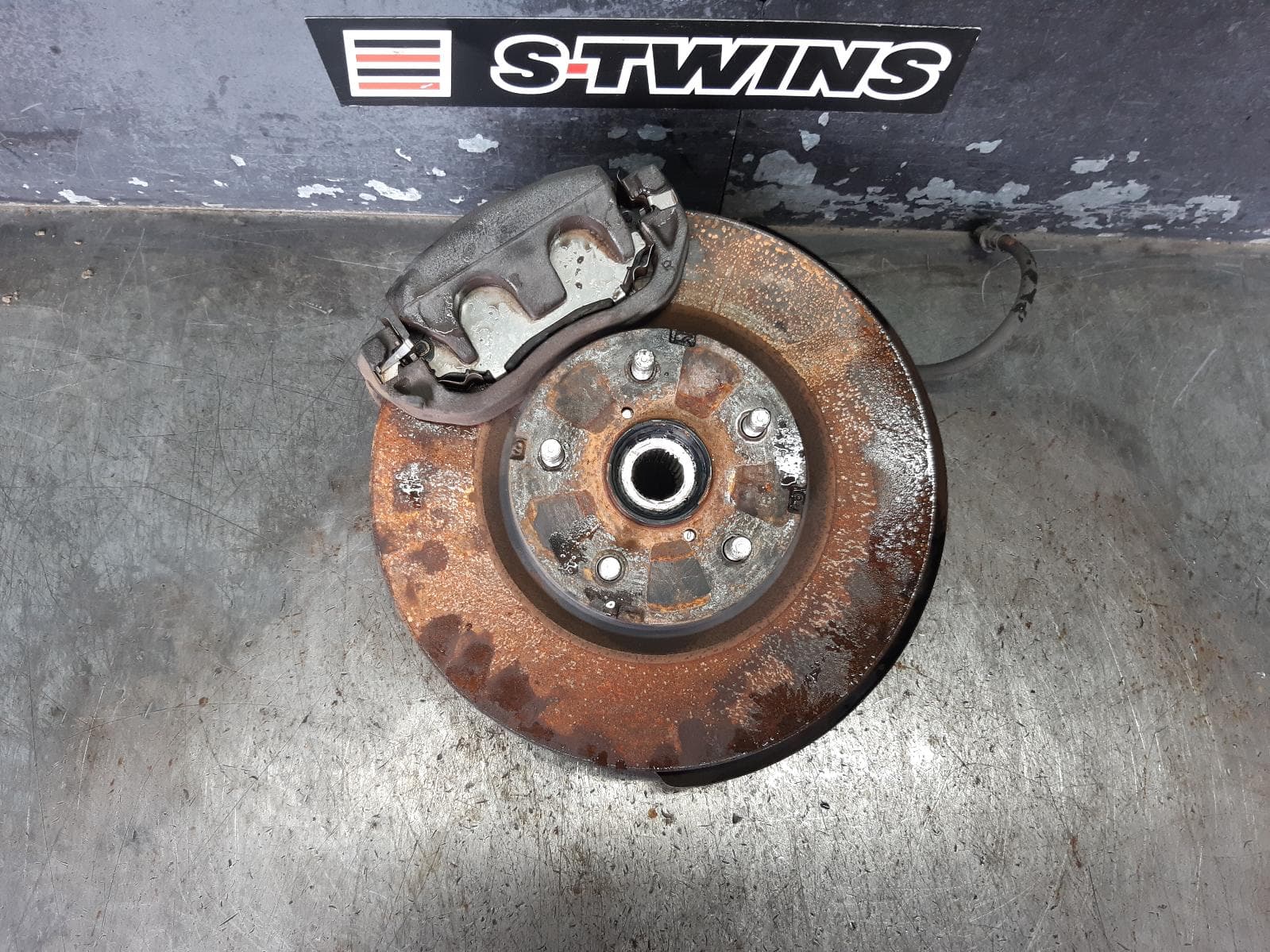 Used auto part listing image: 2015 SUBARU WRX RIGHT FRONT HUB ASSEMBLY V1, 03/14-10/21 0000315256