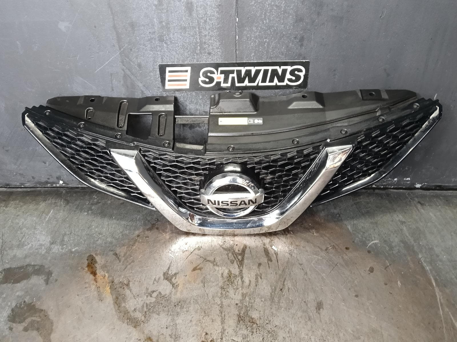 Used auto part listing image: 2017 NISSAN QASHQAI GRILLE RADIATOR GRILLE, J11, Ti, W/ CAMERA TYPE, 07/17-07/21 0000383328
