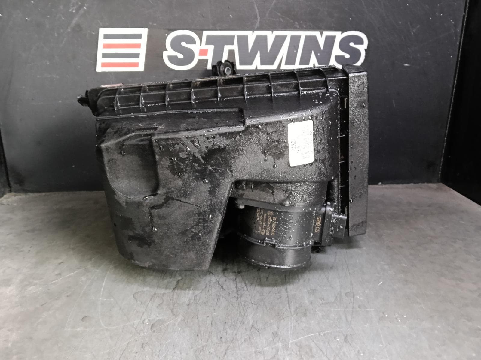 Used auto part listing image: 2015 KIA SORENTO AIR CLEANER BOX AIR CLEANER, UM, 2.2, DIESEL, 03/15-01/20 0000384692