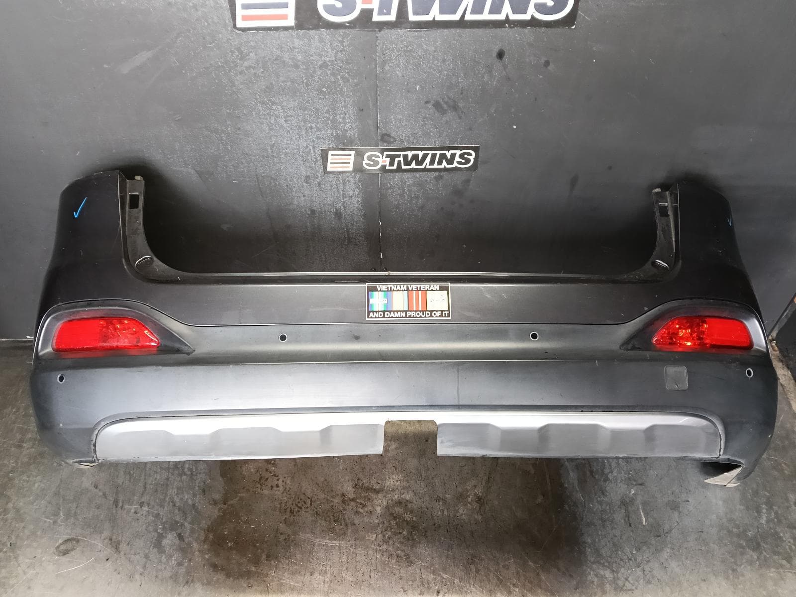 Used auto part listing image: 2015 KIA SORENTO REAR BUMPER BUMPER BAR (2 PIECE), UM, 03/15-08/17 0000384347