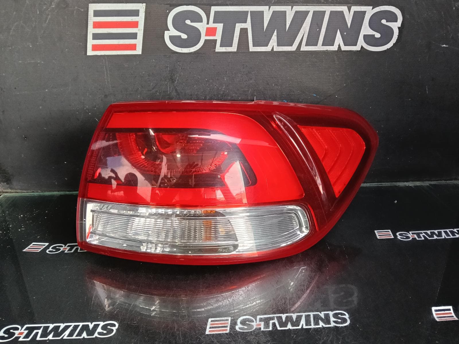 Used auto part listing image: 2015 KIA SORENTO RIGHT TAILLIGHT UM, IN BODY, LED TYPE, 03/15-09/17 0000384697