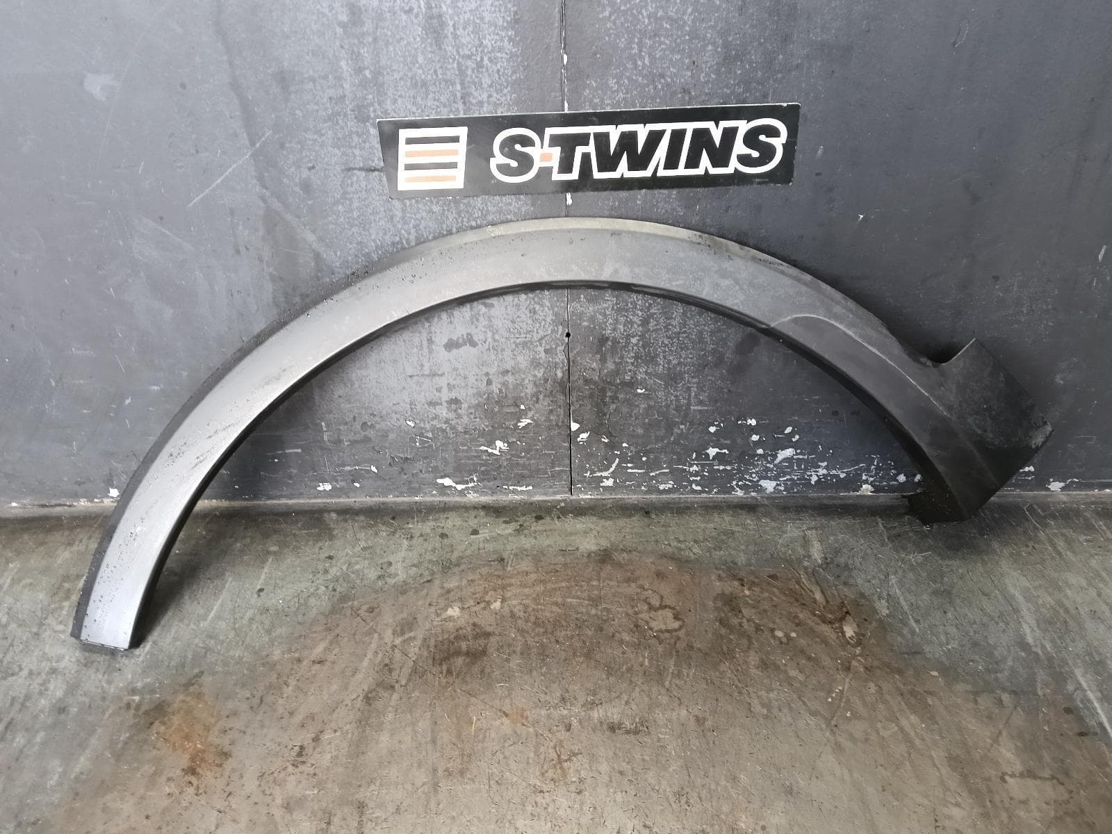 Used auto part listing image: 2015 KIA SORENTO WHEEL ARCH FLARE LH FRONT, UM, 03/15-01/20 0000384699