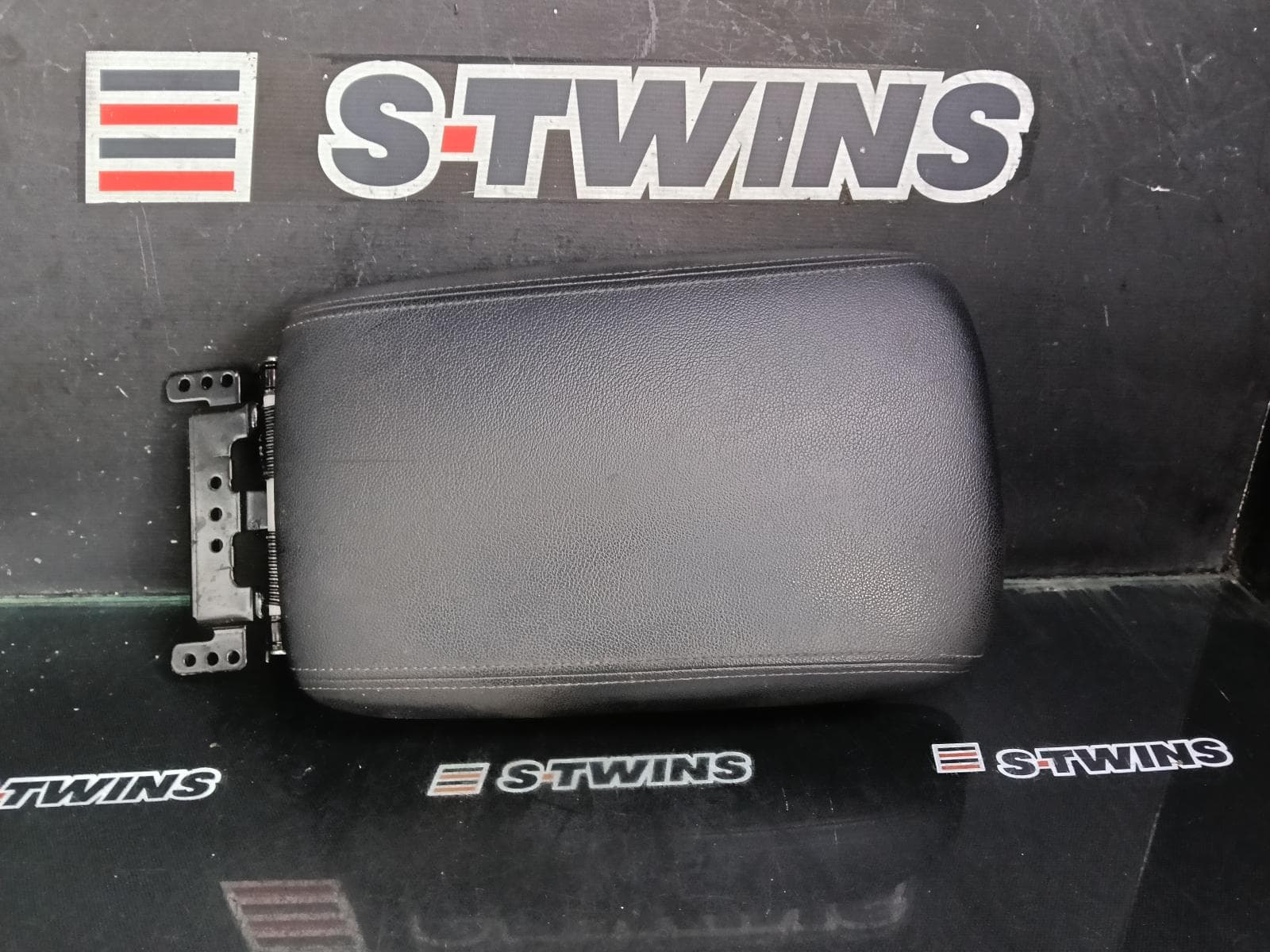 Used auto part listing image: 2015 KIA SORENTO CONSOLE UM, CONSOLE LID ONLY, 03/15-01/20 0000384705