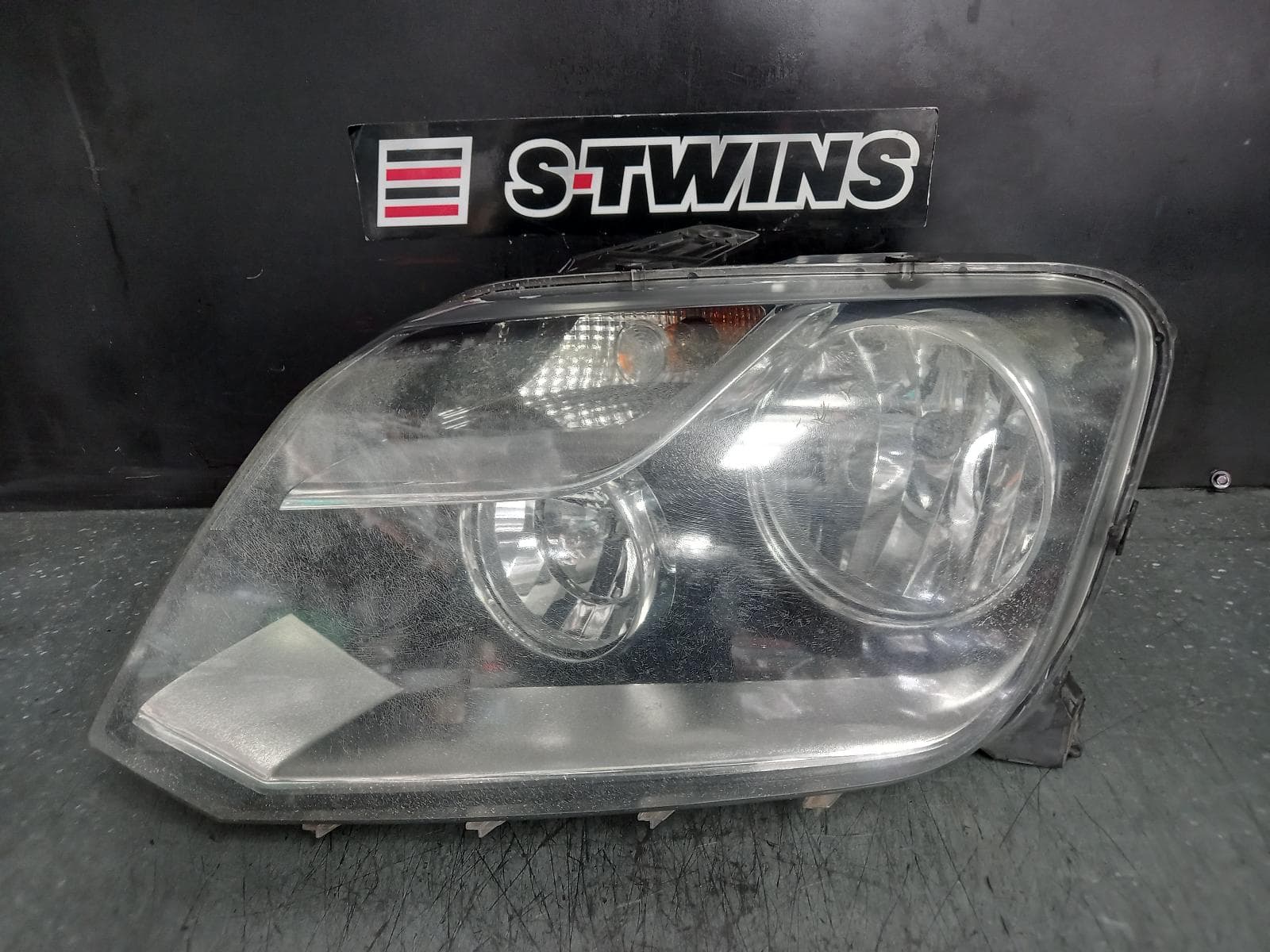 Used auto part listing image: 2015 VOLKSWAGEN AMAROK LEFT HEADLAMP 2H, HALOGEN TYPE, 10/10-09/22 0000370086