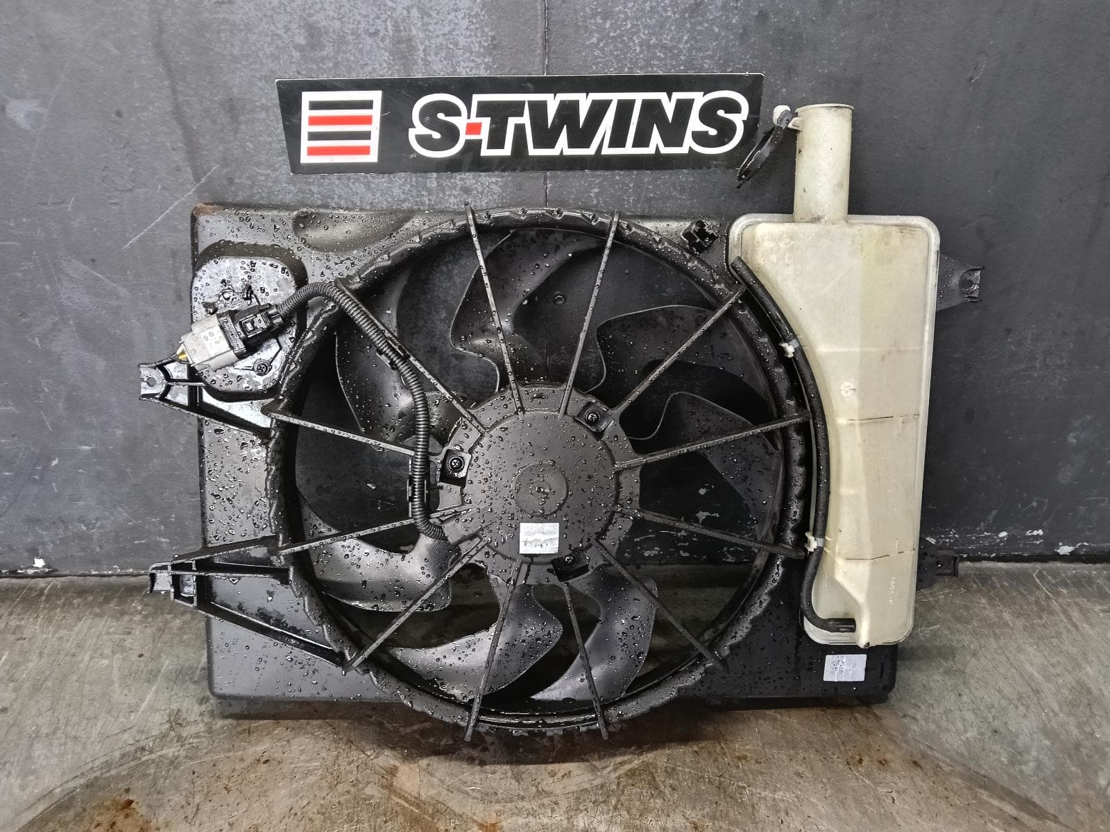 Used auto part listing image: 2018 HYUNDAI I30 FAN RADIATOR FAN, W/ OVERFLOW BOTTLE, PETROL, 2.0, G4NC, PD, HATCH (S. KOREA VIN KMHH), 03/17-12/23 0000384637