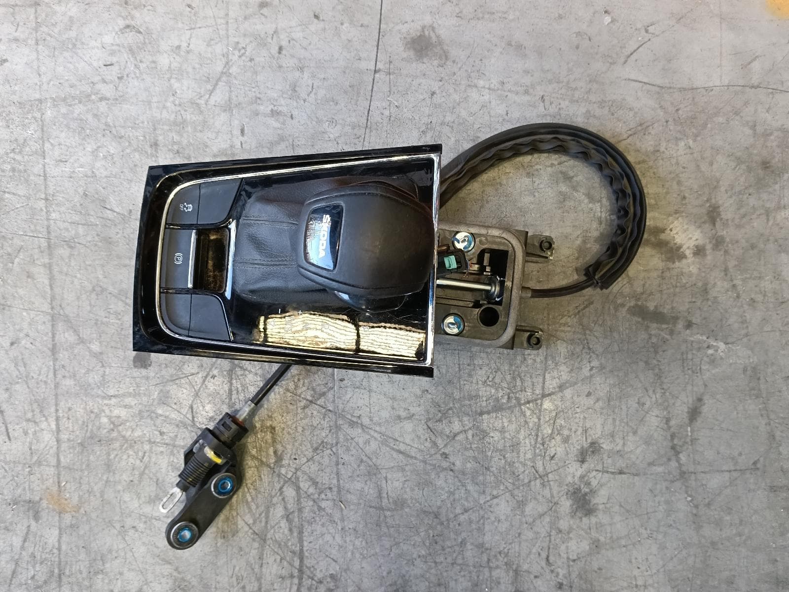 Used auto part listing image: 2021 SKODA KAROQ GEAR STICK SHIFTER NU, 04/18- 0000384776