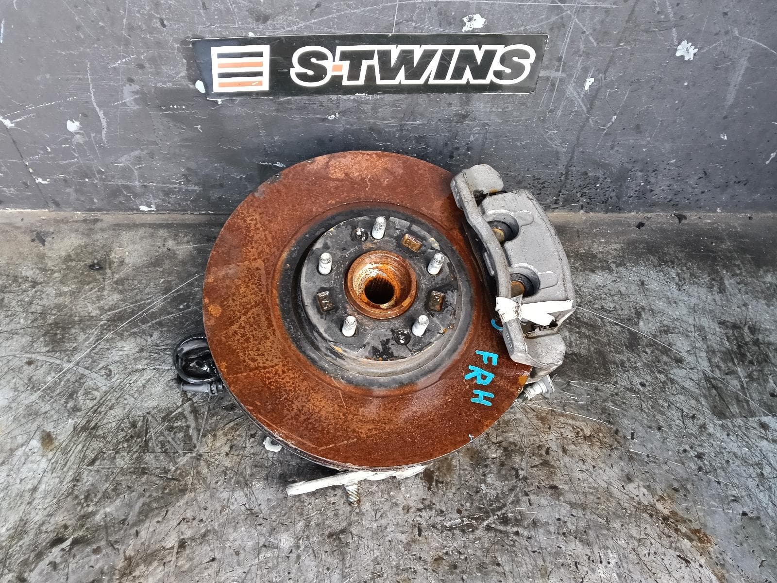 Used auto part listing image: 2021 HYUNDAI PALISADE RIGHT FRONT HUB ASSEMBLY LX2, 2WD, 07/20-11/24 0000387928