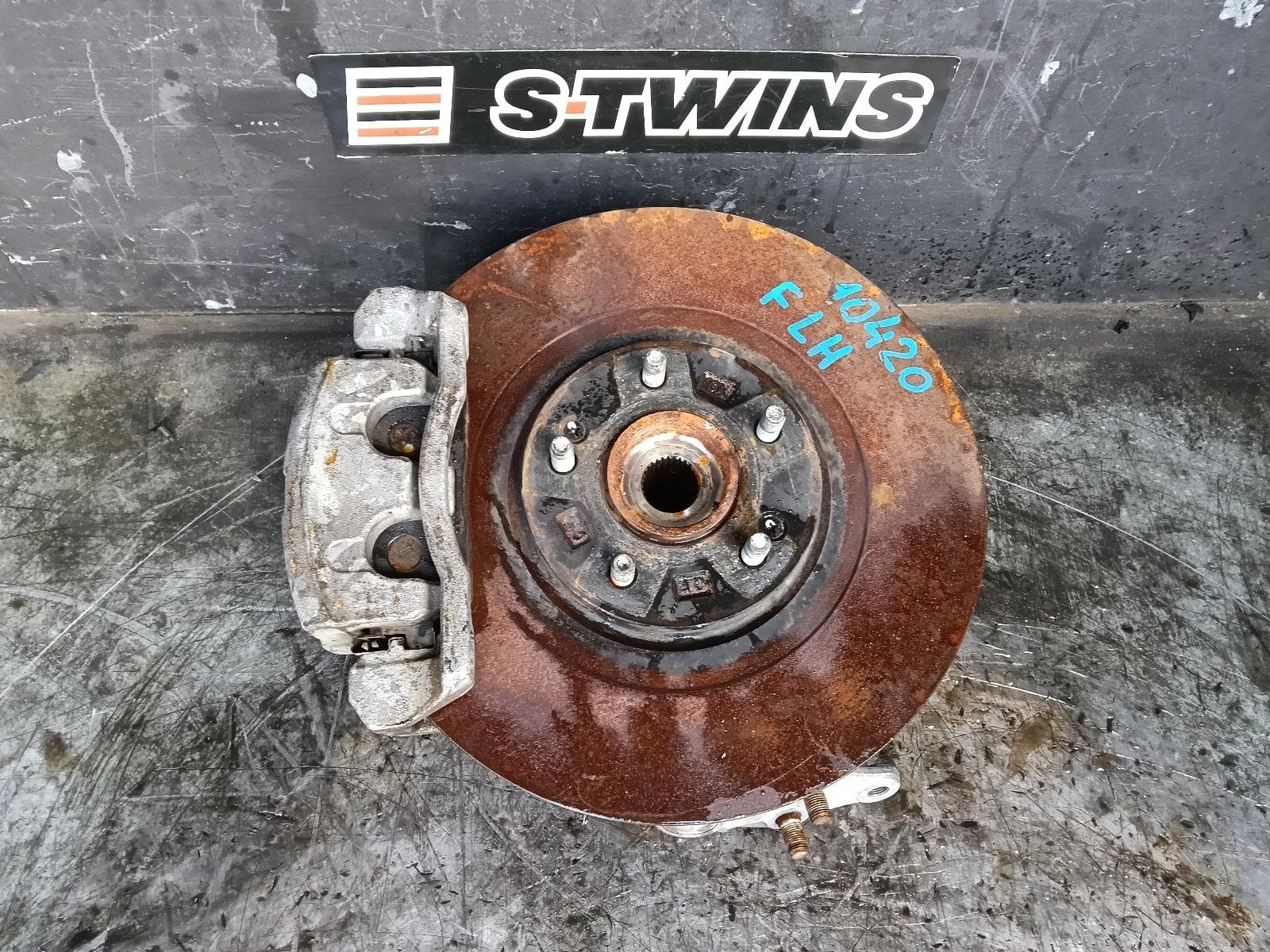 Used auto part listing image: 2021 HYUNDAI PALISADE LEFT FRONT HUB ASSEMBLY 2WD, LX2, 07/20- 0000384815