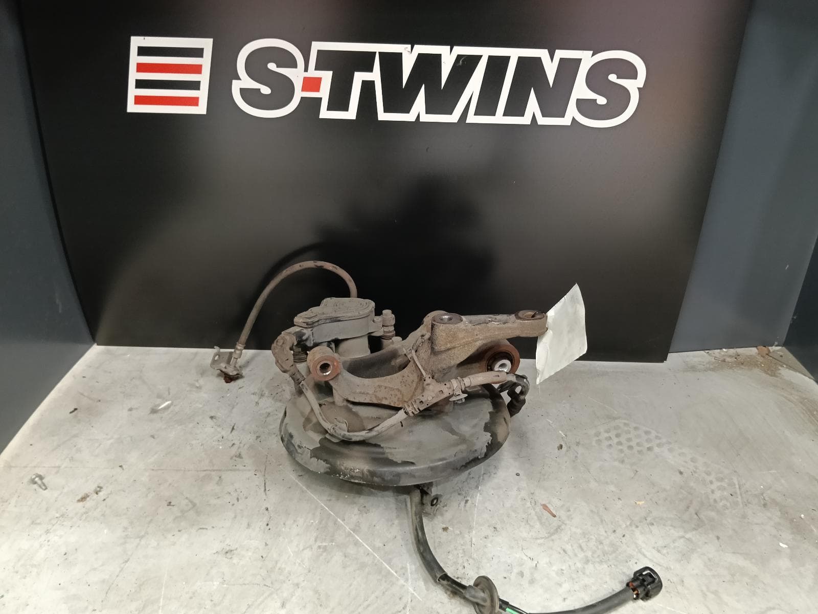 Used auto part listing image: 2021 HYUNDAI I30 RIGHT REAR HUB ASSEMBLY CN7, SEDAN (S.KOREA VIN KMHL), N LINE TYPE, 08/20- 0000384295