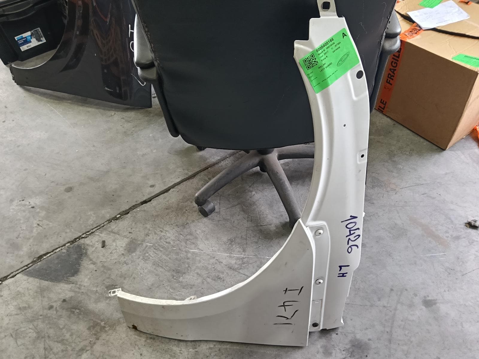 Used auto part listing image: 2017 PORSCHE MACAN LEFT GUARD UPPER (INNER), 95B, 06/14- 0000400166