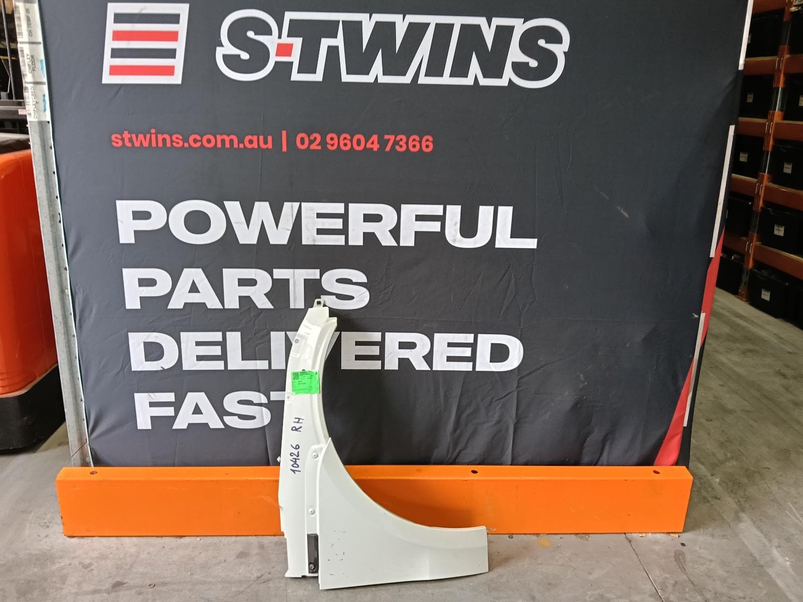 Used auto part listing image: 2017 PORSCHE MACAN RIGHT GUARD UPPER (INNER), 95B, 06/14- 0000400167