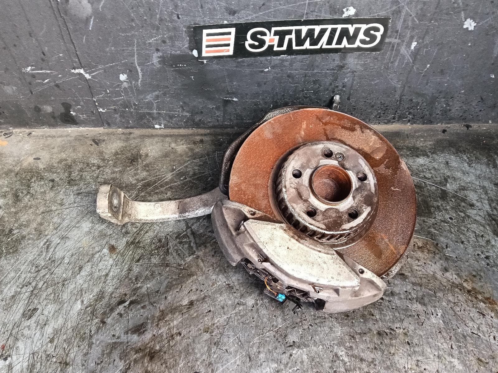 Used auto part listing image: 2015 MERCEDES C CLASS RIGHT FRONT HUB ASSEMBLY S205/W205, NON AMG, 06/14-09/21 0000384172