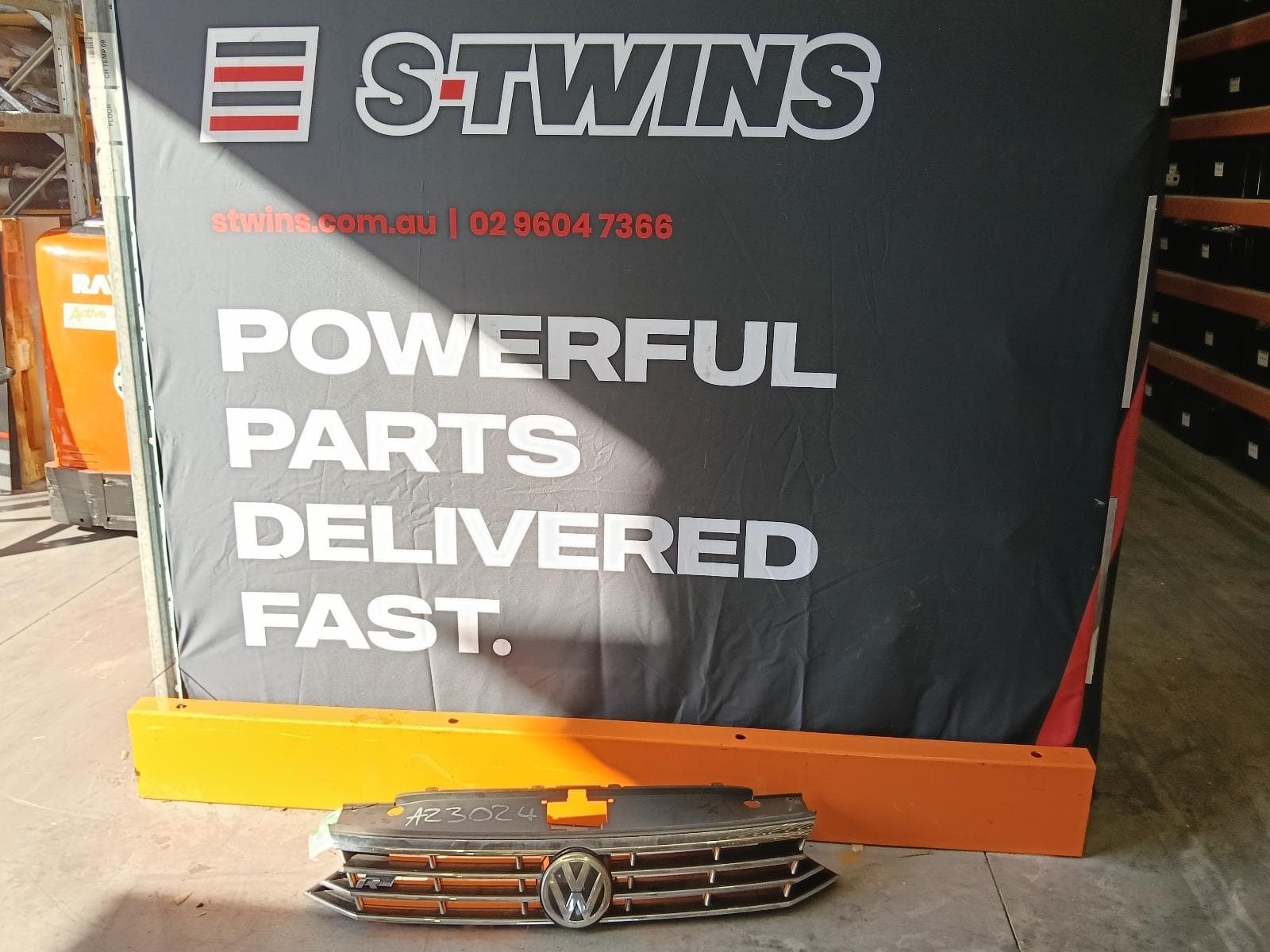 Used auto part listing image: 2016 VOLKSWAGEN PASSAT GRILLE B8/MK7, RADIATOR GRILLE, HIGHLINE TYPE, 06/15-10/19 0000384851