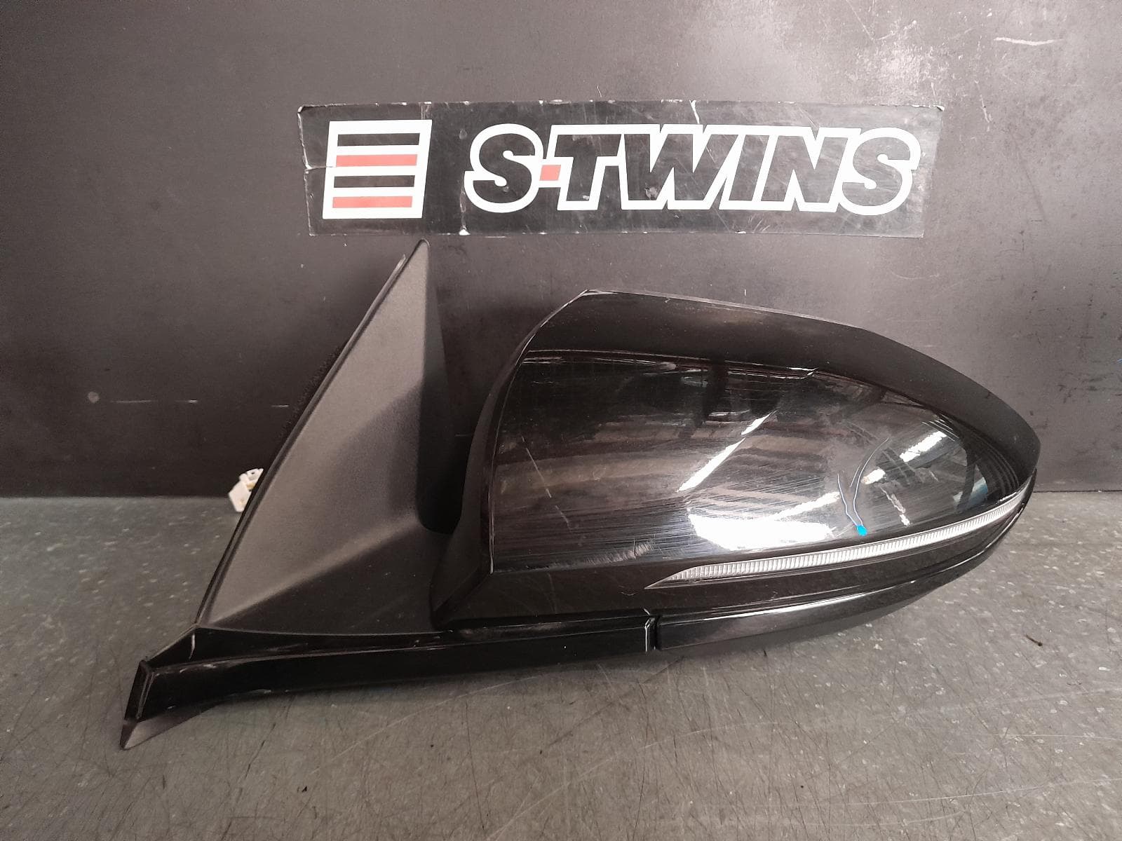 Used auto part listing image: 2022 HYUNDAI TUCSON LEFT DOOR MIRROR NX4, W/ POWER FOLDING & HEATED TYPE, GLOSS BLACK TYPE, 02/21- 0000334538