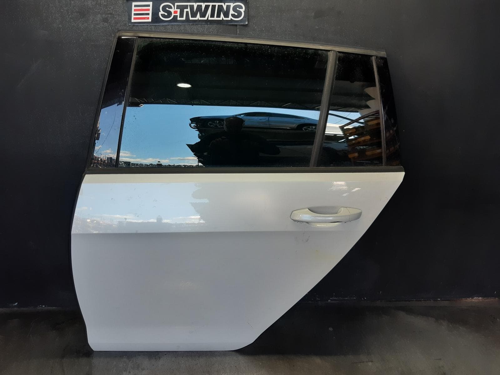 Used auto part listing image: 2017 VOLKSWAGEN GOLF LEFT REAR DOOR SLIDING GEN 7, WAGON/ALLTRACK, 12/12-08/20 0000344060