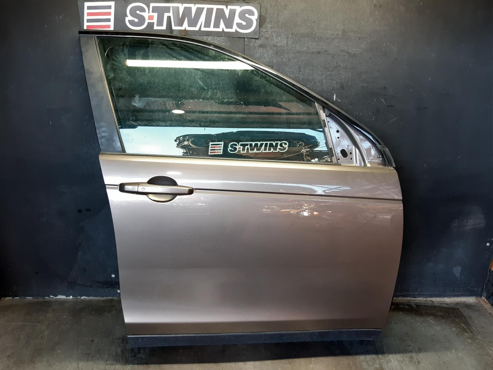 Used auto part listing image: 2017 LAND ROVER DISCOVERY SPORT RIGHT FRONT DOOR L550, 01/15- 0000314409