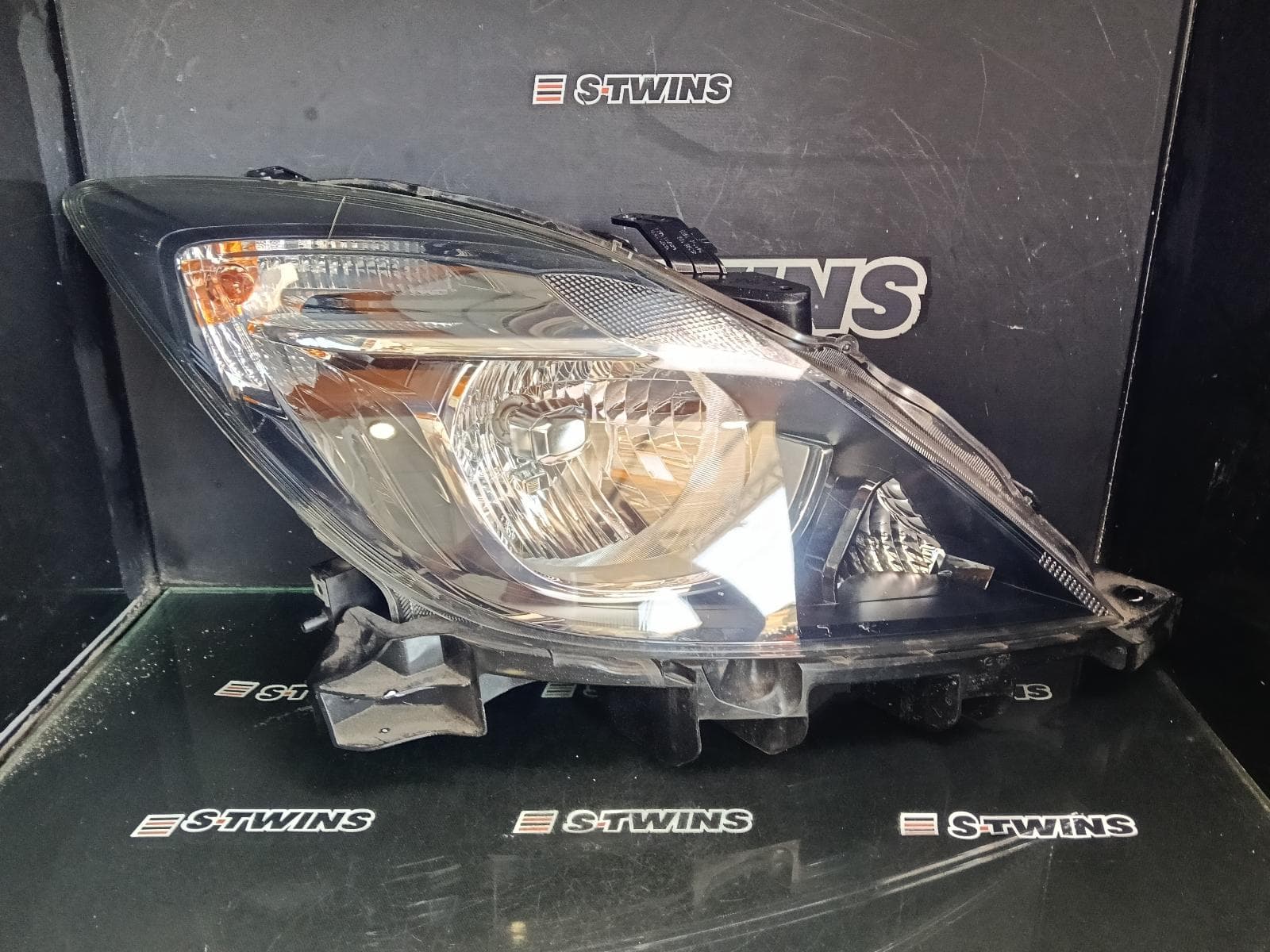 Used auto part listing image: 2020 MAZDA BT50 RIGHT HEADLAMP UR, NON AUTO ON/OFF FUNCTION, 09/15-06/20 0000385220