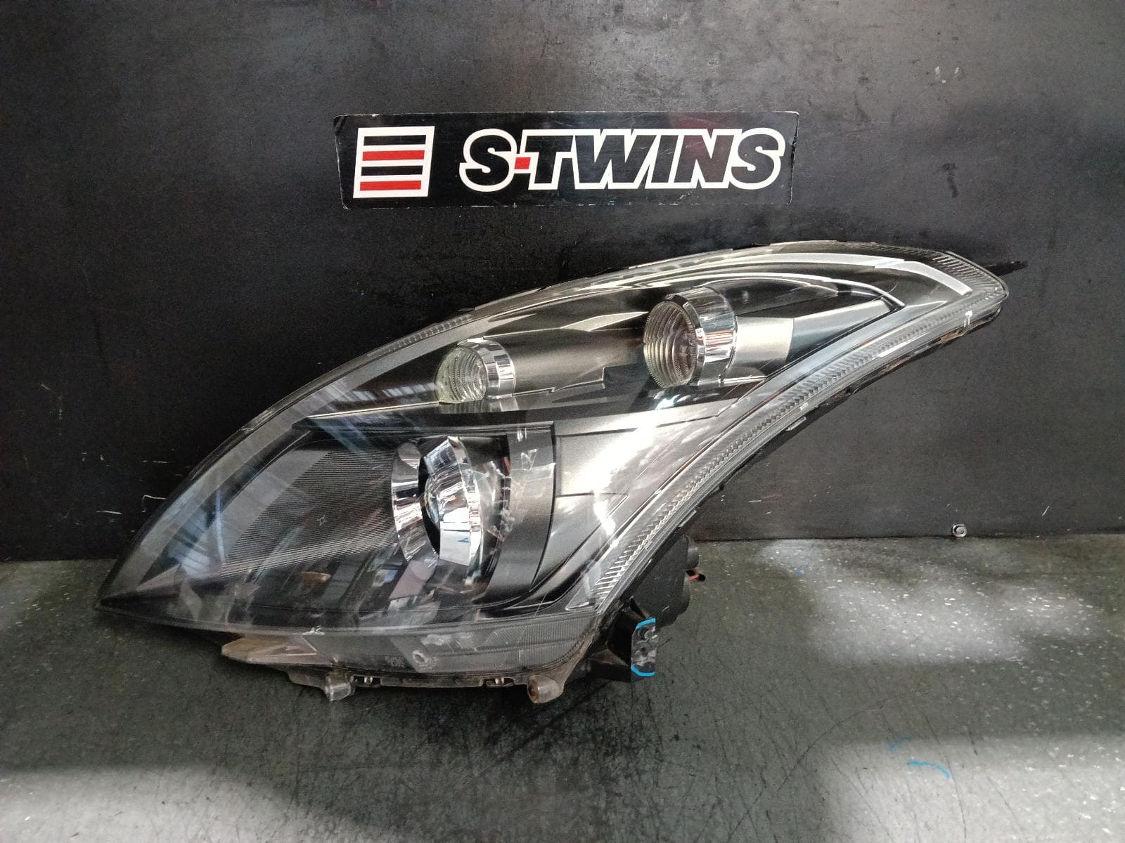 Used auto part listing image: 2013 SUZUKI SWIFT LEFT HEADLAMP FZ, XENON TYPE (SPORTS), 08/10-03/17 0000399263