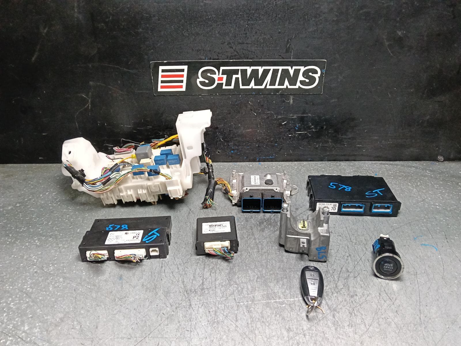 Used auto part listing image: 2013 SUZUKI SWIFT ENGINE ECU, 1.6, M16A, AUTO T/M, SEC SET (ECU/IMM/READER/KEY), FZ, 08/10-03/17 0000399274