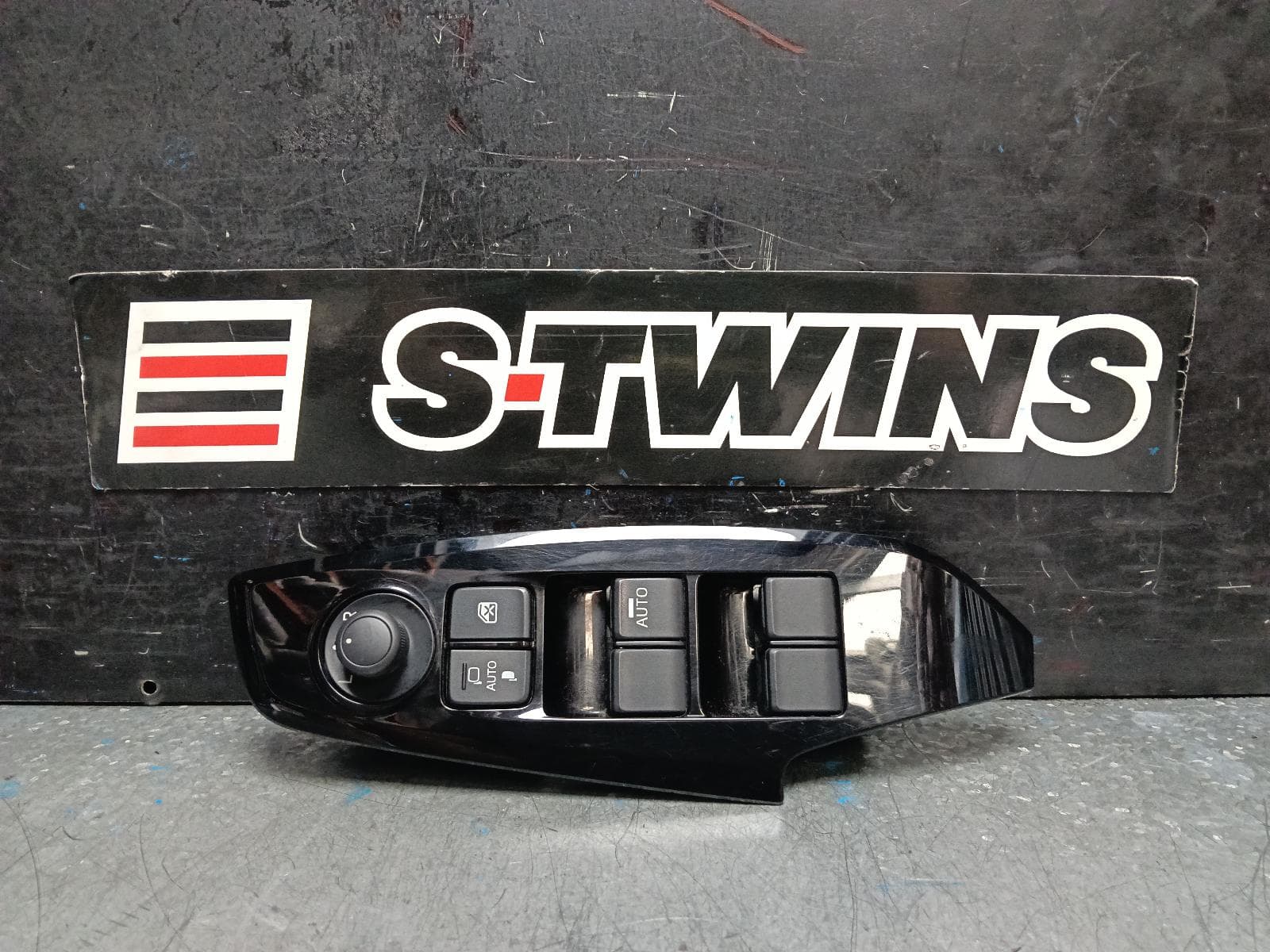 Used auto part listing image: 2018 MAZDA 3 PWR DR WIND SWITCH RH FRONT (MASTER SWITCH), W/ POWER FOLD & AUTO FOLD MIRROR TYPE, BN, 05/16-02/19 0000398532