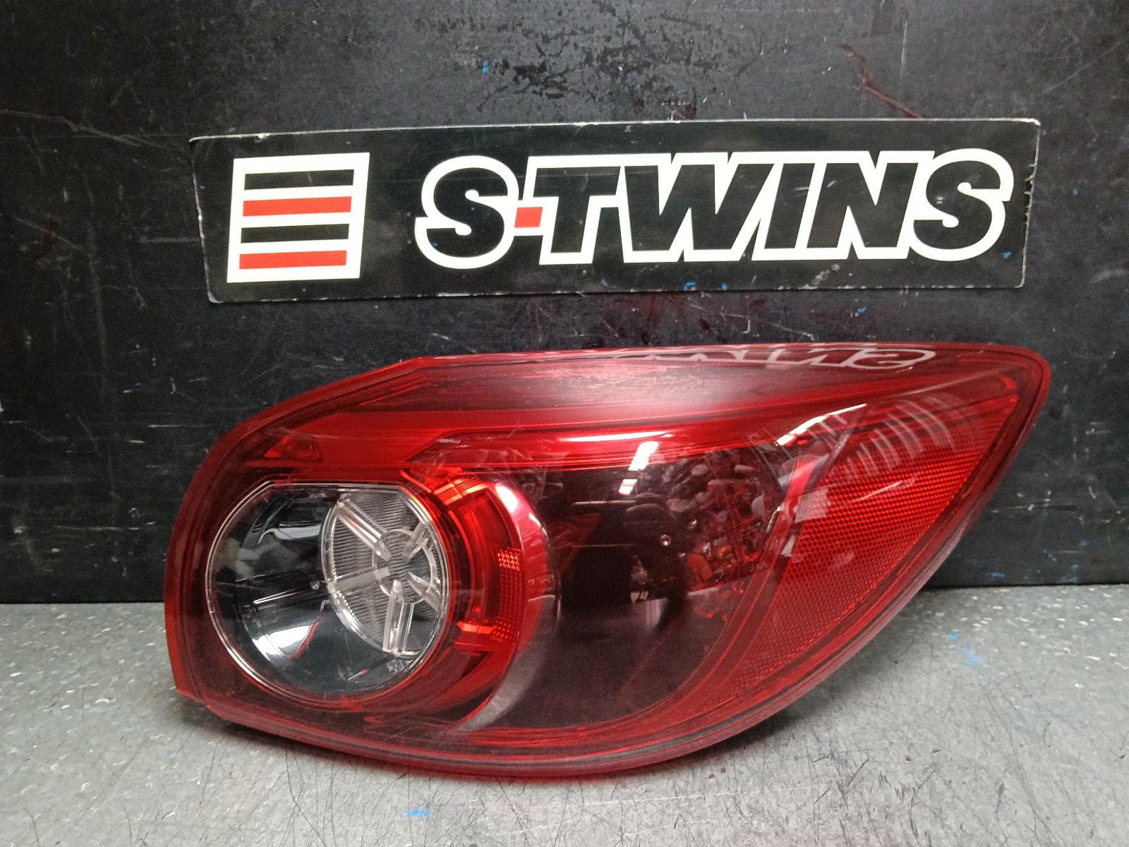 Used auto part listing image: 2018 MAZDA 3 RIGHT TAILLIGHT BM-BN, HATCH, LED TYPE, 11/13-02/19 0000398538