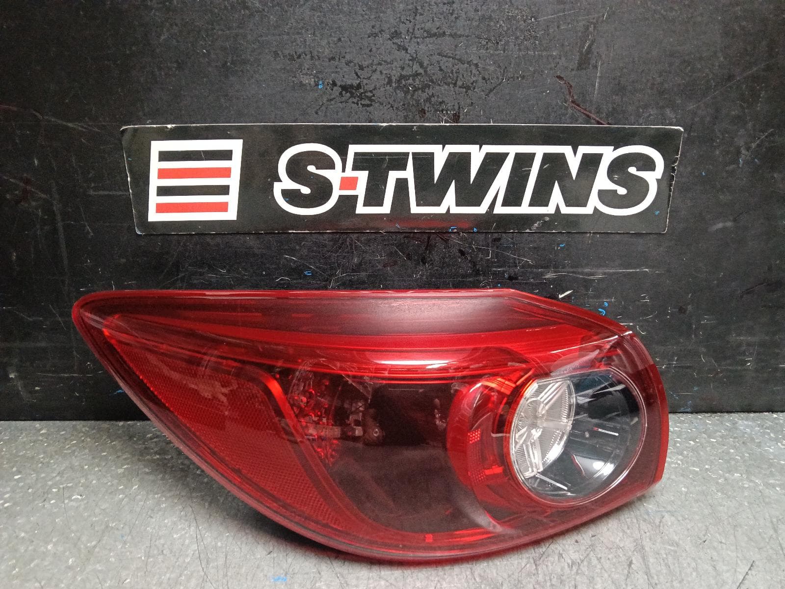 Used auto part listing image: 2018 MAZDA 3 LEFT TAILLIGHT BM-BN, HATCH, LED TYPE, 11/13-02/19 0000398539