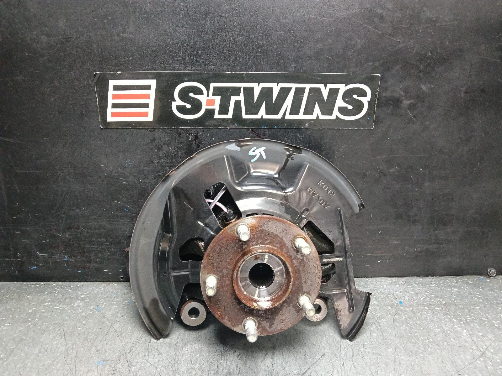 Used auto part listing image: 2018 MAZDA 3 LEFT FRONT HUB ASSEMBLY BM-BN, 11/13-02/19 0000398542