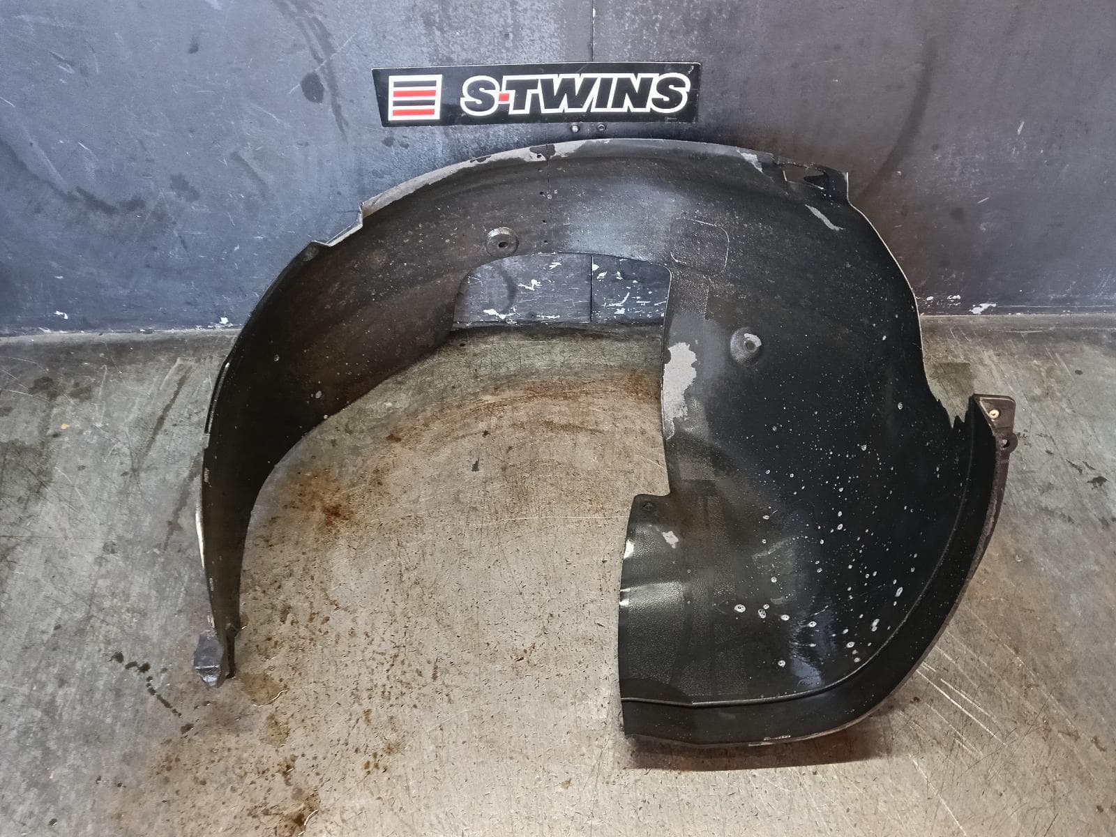 Used auto part listing image: 2018 HYUNDAI I30 RIGHT GUARD LINER FRONT, PD, HATCH (S. KOREA VIN KMHH), STANDARD TYPE, 03/17-07/20 0000389312